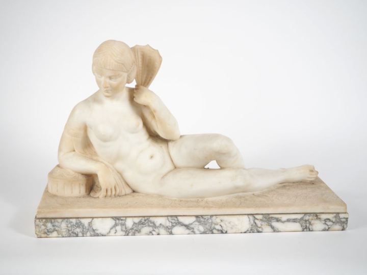 Ecole française Art Déco.  "jeune garçonne dénudée se pavanant" Sculpt