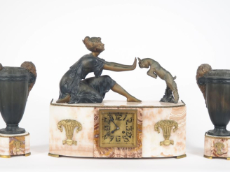 Vente aux enchères Garniture de cheminée 1925 en régule polychrome et onyx comprenant : u