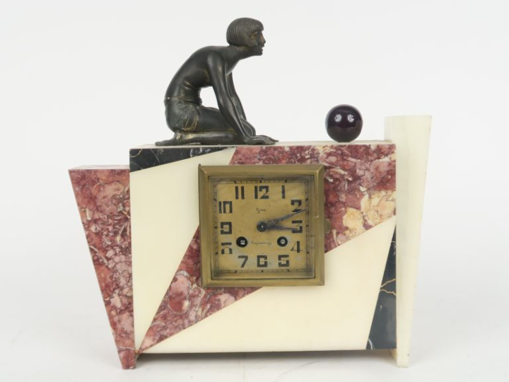 Pendule borne Art Déco en régule, marbre et onyx figurant une jeune ga