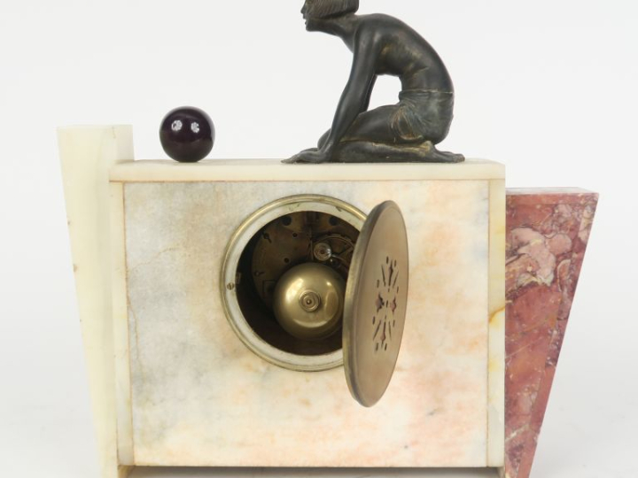 Pendule borne Art Déco en régule, marbre et onyx figurant une jeune ga