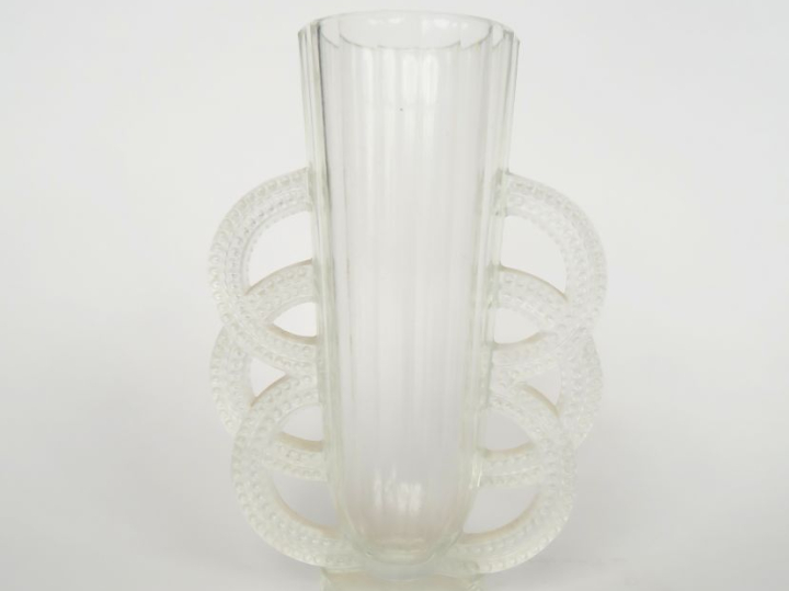 VERLYS.  Vase Art Déco en verre moulé, anses entrelacées à décor de pe