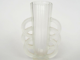 Vente aux enchères VERLYS.  Vase Art Déco en verre moulé, anses entrelacées à décor de pe