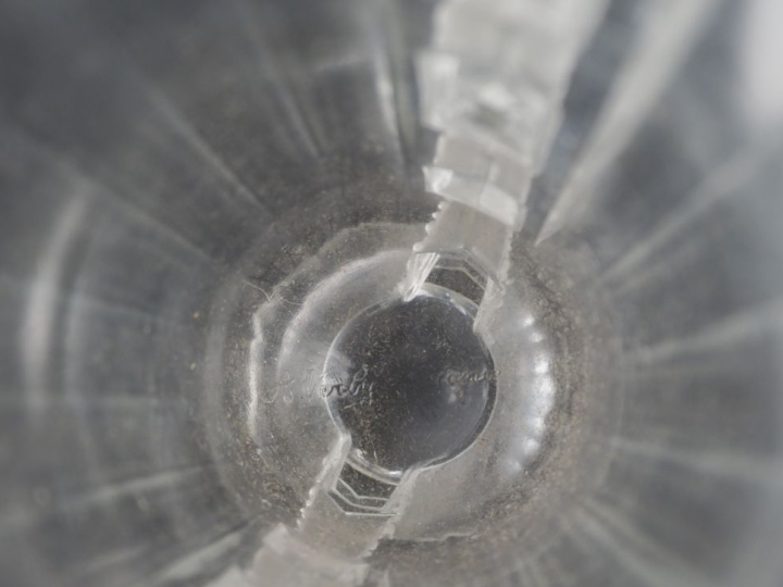 VERLYS.  Vase Art Déco en verre moulé, anses entrelacées à décor de pe