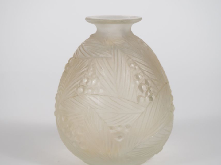 SABINO.  Vase ovoïde en verre translucide à décor de feuilles et de ba