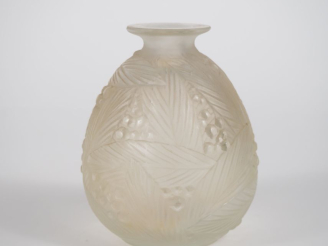 Vente aux enchères SABINO.  Vase ovoïde en verre translucide à décor de feuilles et de ba