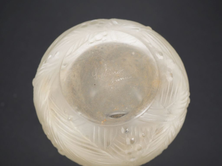 SABINO.  Vase ovoïde en verre translucide à décor de feuilles et de ba