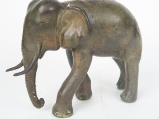 Vente aux enchères Ecole Art Déco  "éléphant" Sculpture en bronze à patine verte. Dim. 20