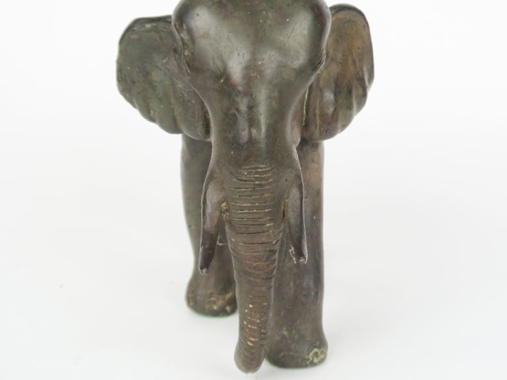 Ecole Art Déco  "éléphant" Sculpture en bronze à patine verte. Dim. 20