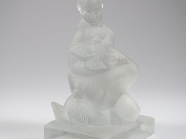 Groupe en verre ou cristal moulé "jeune femme aux colombes".  H. 16 cm
