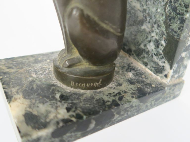 BECQUEREL.  "le lièvre" Mascotte en bronze à patine brune fonte Etling