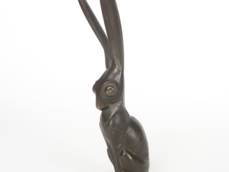 Vente aux enchères BECQUEREL  "le lièvre" Mascotte en bronze à patine brune fonte Etling,