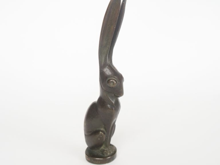 BECQUEREL  "le lièvre" Mascotte en bronze à patine brune fonte Etling,