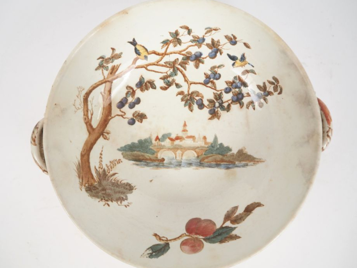 JEAN VIEILLARD à Bordeaux. Bannette en faïence fine à décor de paysage