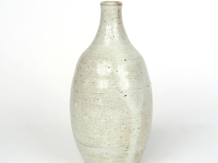 Vase ovoïde en grès blanc nuancé. Signé  H. 16,7 cm