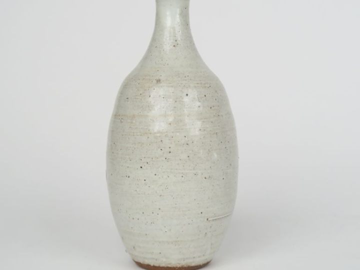 Vase ovoïde en grès blanc nuancé. Signé  H. 16,7 cm
