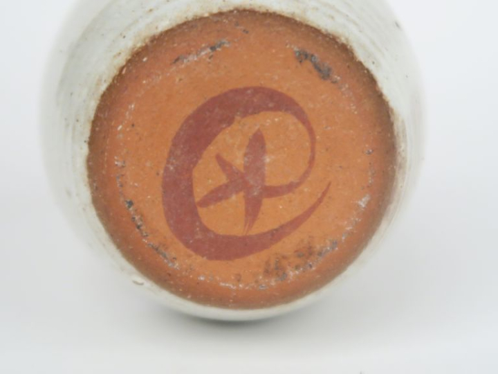 Vase ovoïde en grès blanc nuancé. Signé  H. 16,7 cm