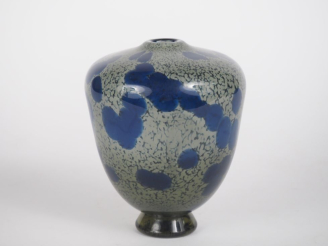 Vente aux enchères Vase ovoïde en verre à décor moucheté de bleu sur fond beige verniculé