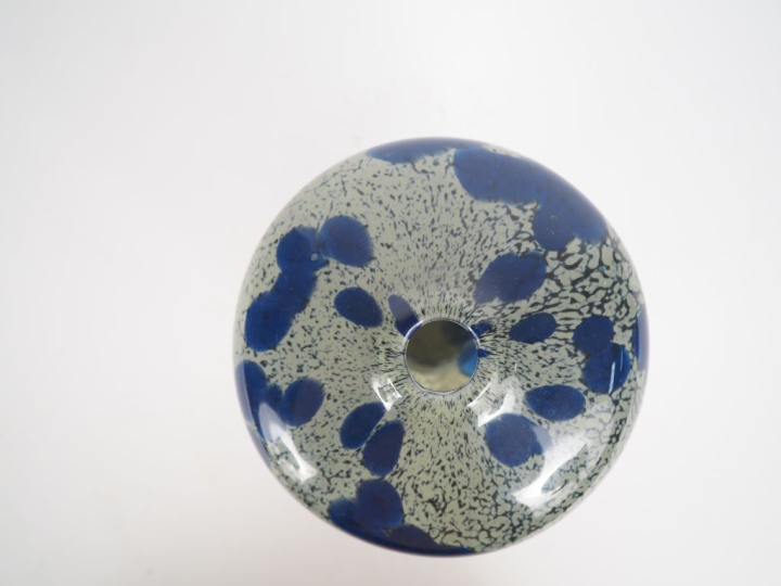Vase ovoïde en verre à décor moucheté de bleu sur fond beige verniculé