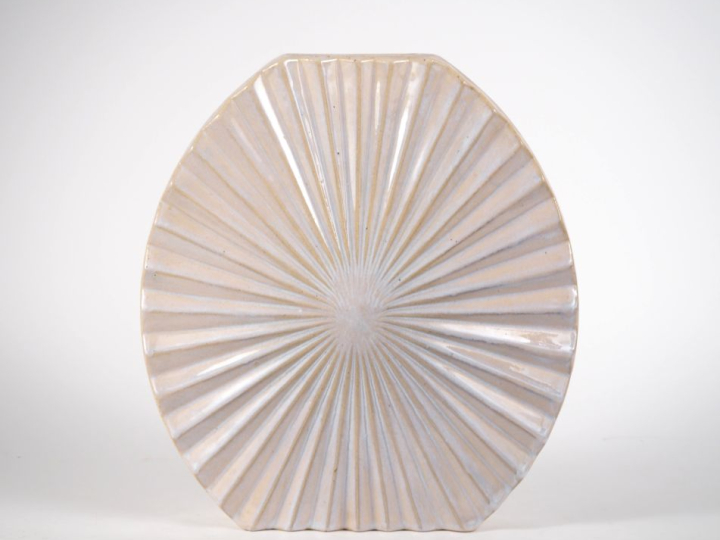 Vase en faïence en forme d'éventail ouvert. Dim. 36 x 32 cm.