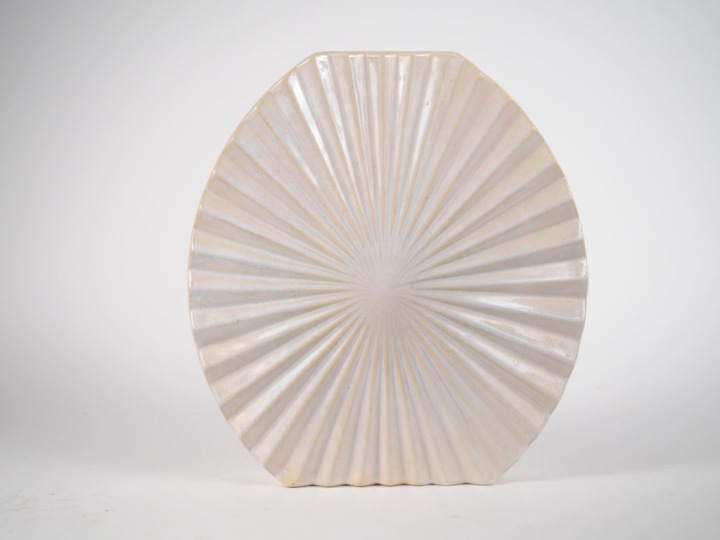 Vase en faïence en forme d'éventail ouvert. Dim. 36 x 32 cm.