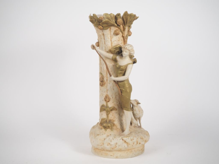 ROYAL DUX.  Vase 1900 en biscuit à décor en rondebosse figurant une je