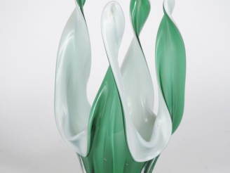 Vente aux enchères Vase bicolore en verre de Venise blanc et vert.  H. 30 cm.