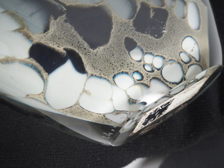 BEGOU. Grand vase éventail en verre polychrome. Signé et daté 92. Dim.