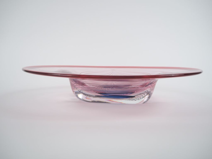 A. JABIONSKI. Une coupe en verre rosé et bleu nuit. Dim. 8 x 35 x 39,5