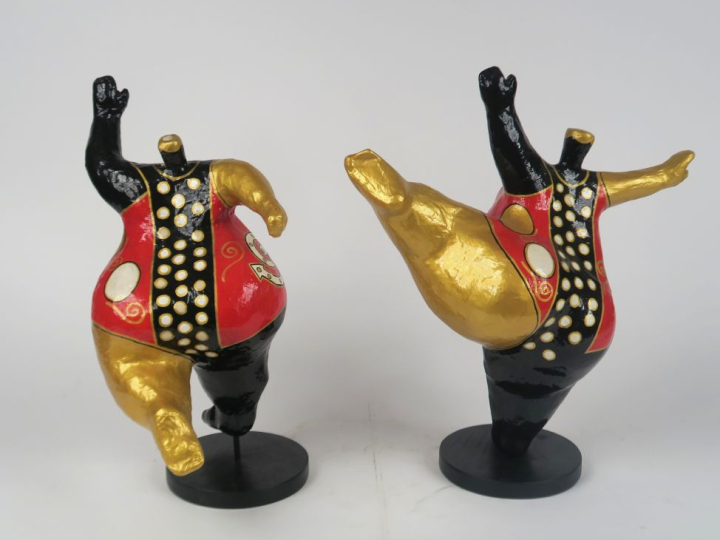 Ecole française XXème.   "nana"  2 sculptures en papier maché polychro