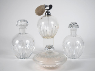Vente aux enchères BACCARAT.  Garniture de toilette en cristal à décor de cannelures : 4 