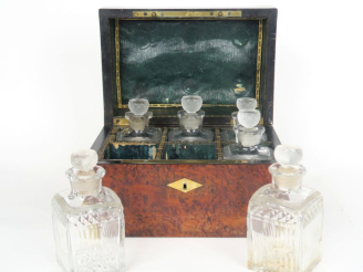 Vente aux enchères Rare cave à liqueur Restauration en placage de ronce de noyer agrément
