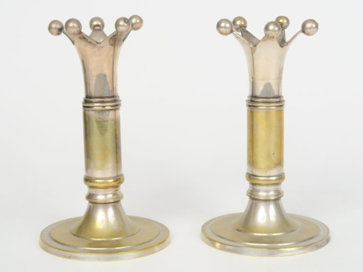 Paire de bougeoirs en métal argenté (désargentés) à décor de chapeau d