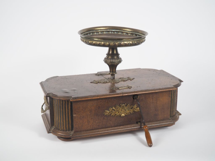 Boite à musique 1900 de style Louis XVI en bois et métal avec son jeu 