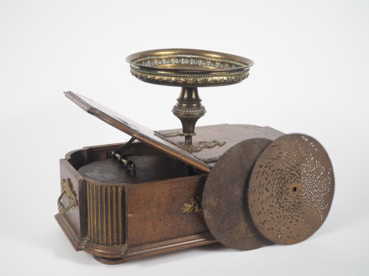 Boite à musique 1900 de style Louis XVI en bois et métal avec son jeu 
