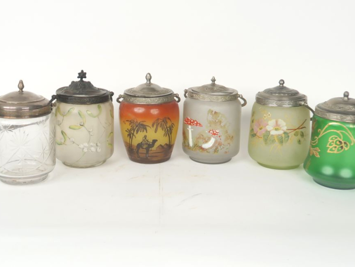 Amusant ensemble de six seaux à biscuit 1900 en verre et verre peint c