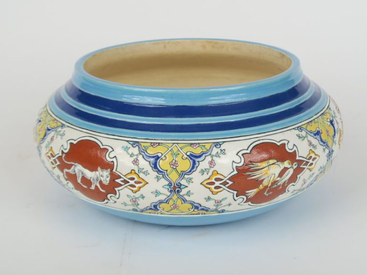 Vase à panse aplatie en faïence polychrome à décor d'animaux dans des 
