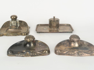 Vente aux enchères Quatre différents encriers en métal argenté et verre ou cristal.