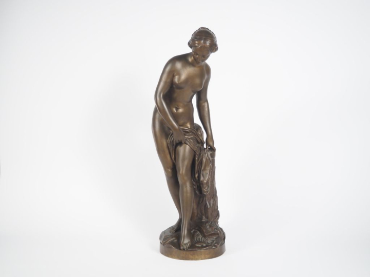 FALCONET.  "Baigneuse" Sculpture en bronze à patine brune  Signée  H. 