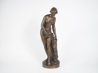 Vente aux enchères FALCONET.  "Baigneuse" Sculpture en bronze à patine brune  Signée  H. 