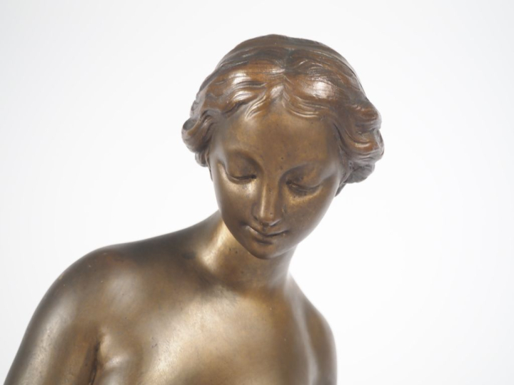 FALCONET.  "Baigneuse" Sculpture en bronze à patine brune  Signée  H. 