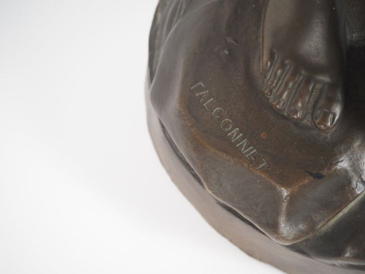 FALCONET.  "Baigneuse" Sculpture en bronze à patine brune  Signée  H. 