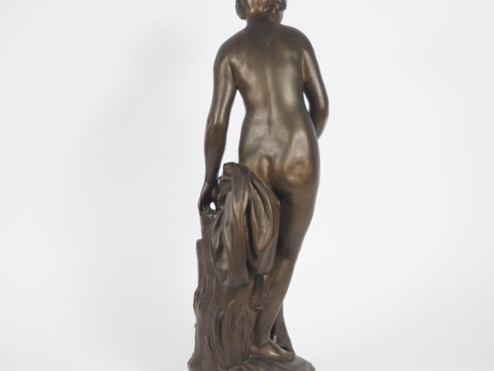 FALCONET.  "Baigneuse" Sculpture en bronze à patine brune  Signée  H. 
