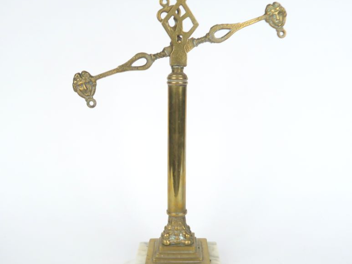 Balance de style Empire en bronze laiton et marbre blanc. H. 51 cm.