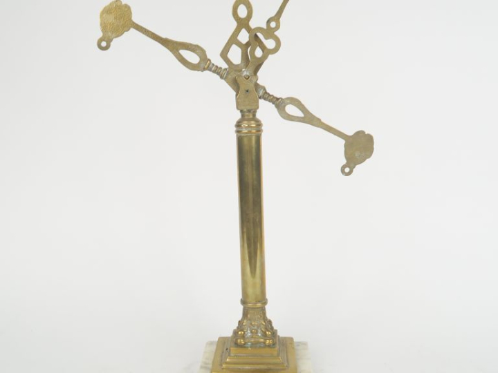 Balance de style Empire en bronze laiton et marbre blanc. H. 51 cm.