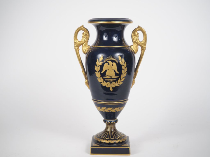 Vase 1900 de style Empire en porcelaine de Paris dans le goût de Sèvre