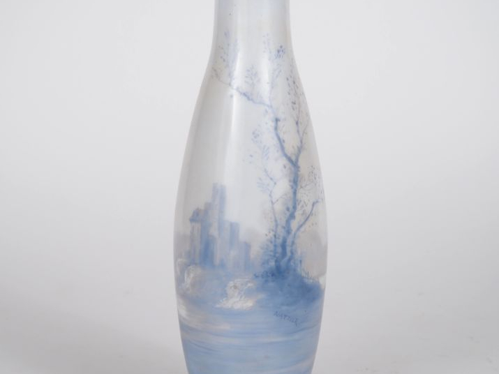Vase Napoléon III en opaline, à décor de paysages lacustres et de chât