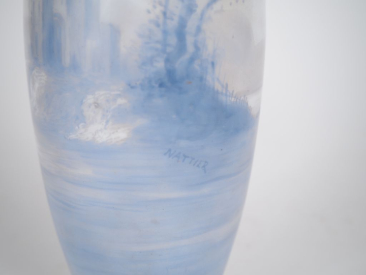 Vase Napoléon III en opaline, à décor de paysages lacustres et de chât