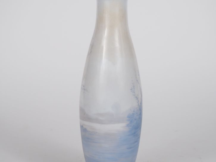 Vase Napoléon III en opaline, à décor de paysages lacustres et de chât