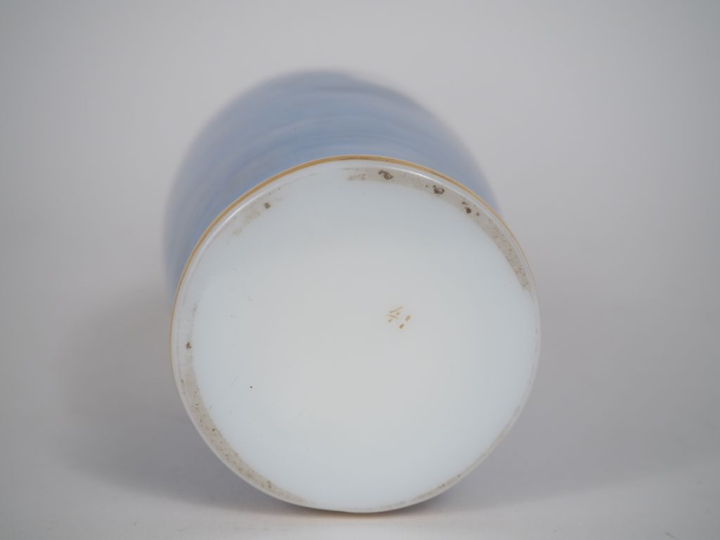 Vase Napoléon III en opaline, à décor de paysages lacustres et de chât