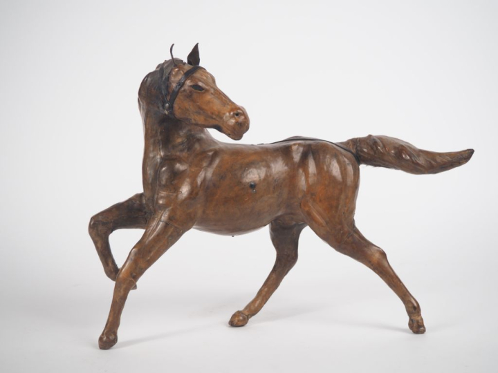 Sujet en cuir "jument". (petits accidents) Dim. 28 X 37 cm.